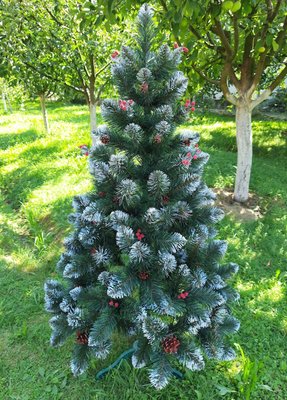 Новогодняя елка с шишками и калиной Кармен зеленая заснеженные веточки 150 см